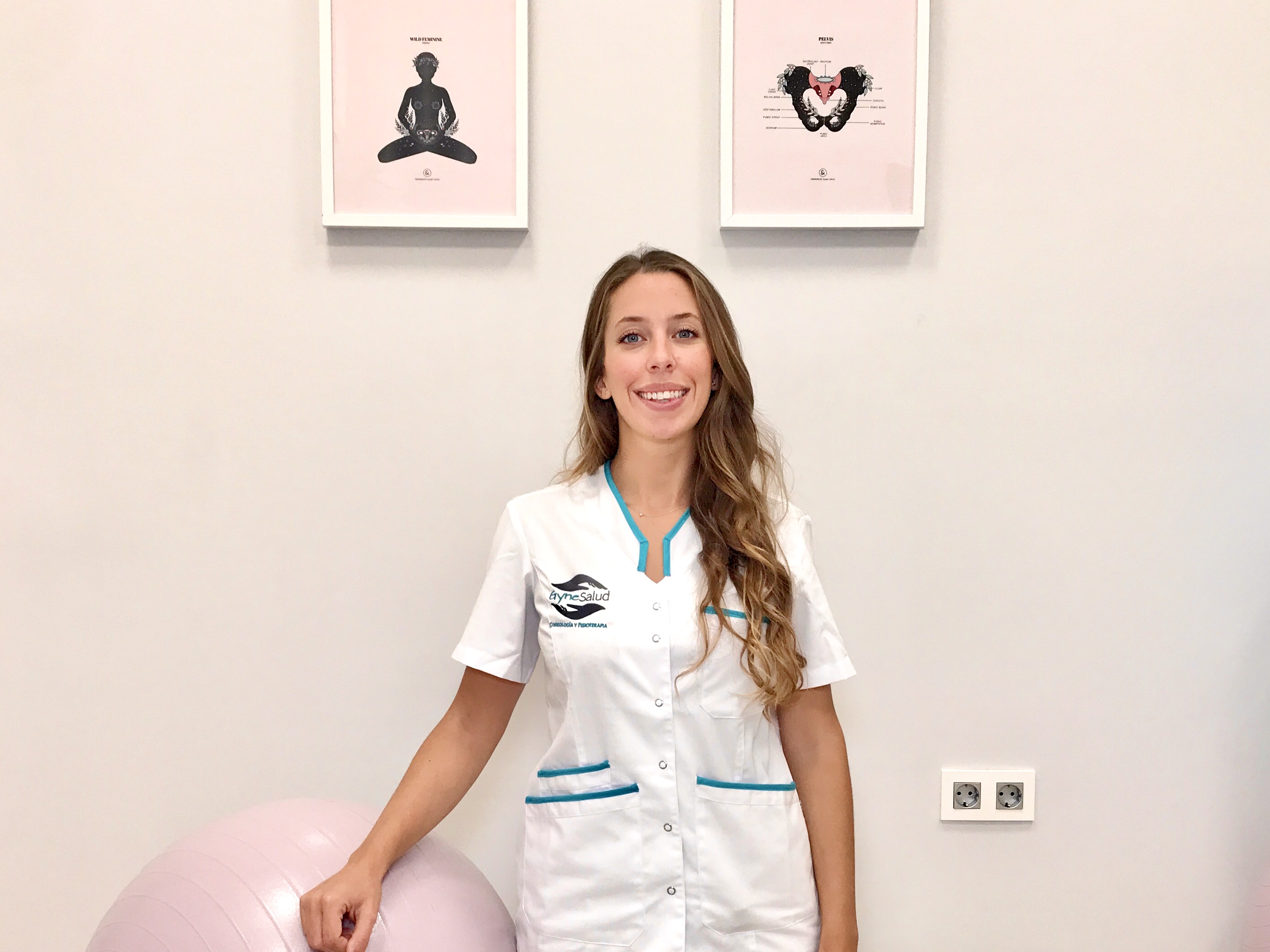 Ana Carrasco Isorna - Fisioterapeuta Colegiada vestida con uniforme clínico en Sevilla